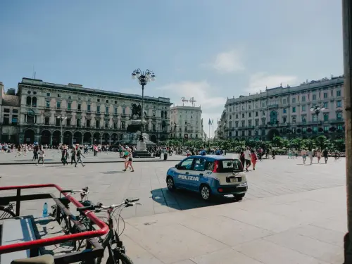 Lecce, poliziotti salvano un uomo e restano feriti