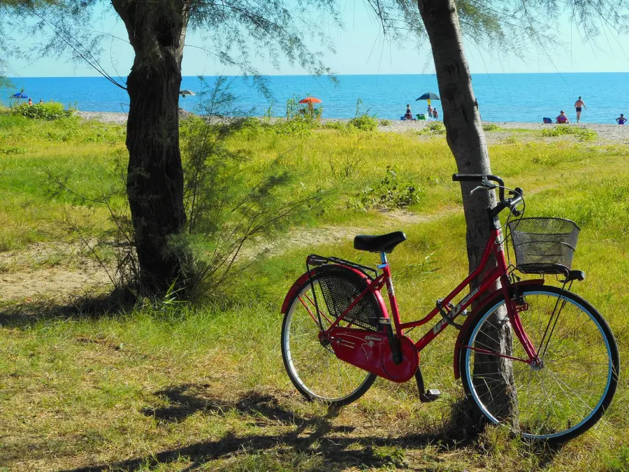 Turismo lento: viaggiare a piedi, in bici e in treno attraverso l’Italia